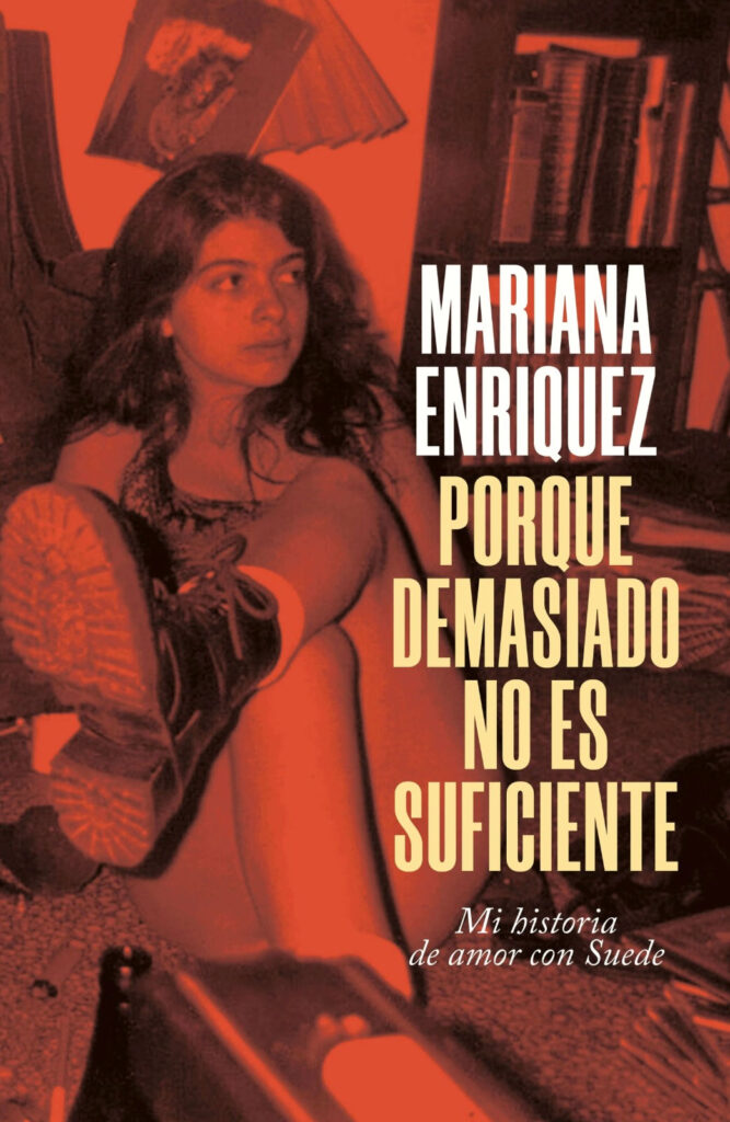 Entrevista, Mariana Enriquez, Deus Me Livro, Folio, Folio 2023, A Nossa Parte da Noite, As Coisas que Perdemos no Fogo, Um Lugar Luminoso Para Gente Sombria, Porque demasiado no es suficiente, Mi historia de amor com Suede, Suede