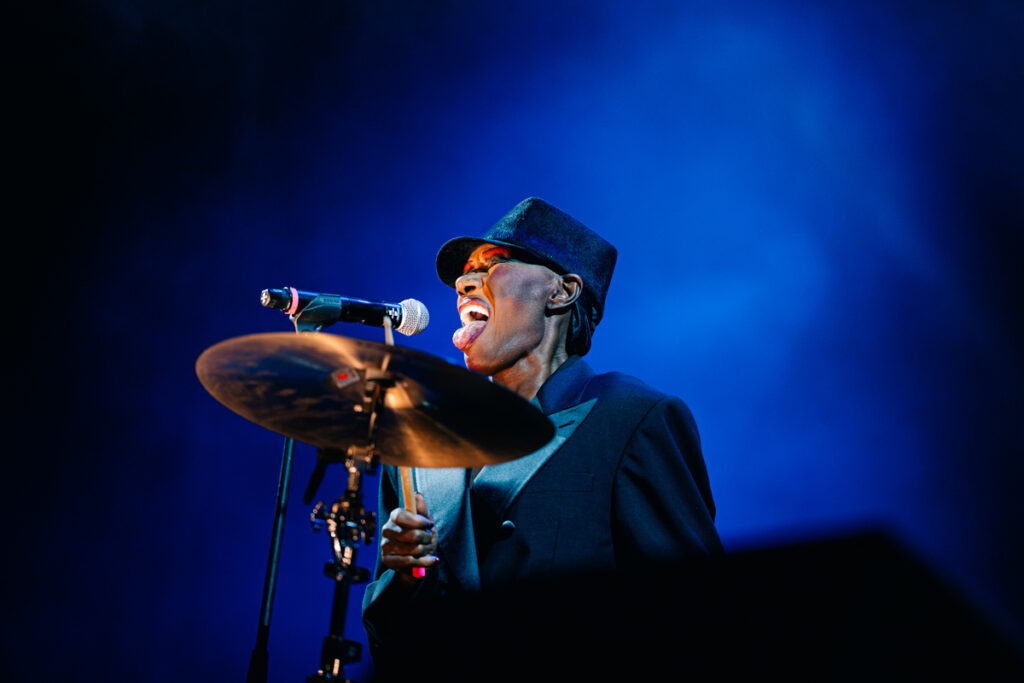Last Tour Portugal, Last Tour, Festivais, Festivais 2026, Deus Me Livro, Reportagem, Robbie Williams, Folk Bitch Trio, Grace Jones, Interpol, Judeline, Angine de Poitrine, Anna von Hausswolff, Maro, Melody’s Echo Chamber,